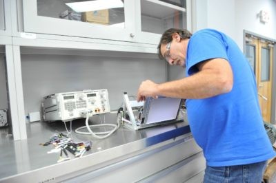 技术人员维修工业LED监视器